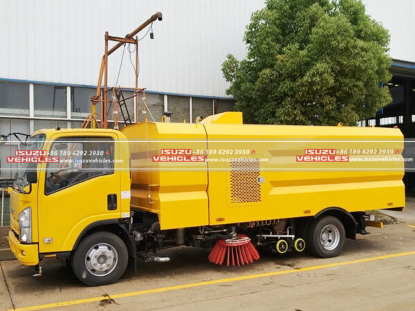 ISUZU 8CBM Sweeper Washing Truck Side