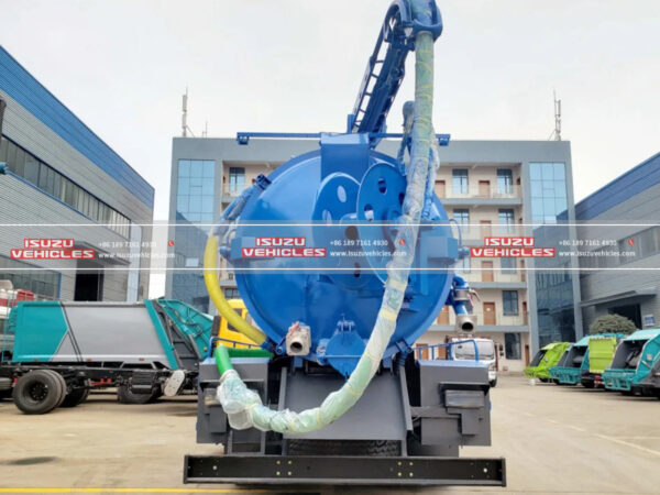ISUZU Combined Suction Jetting Truck Back