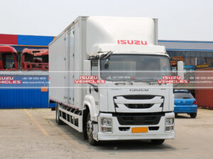 ISUZU GIGA 9.78 Meter Box Cargo Truck