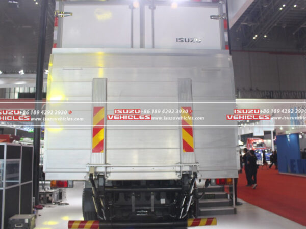 ISUZU 10 Meter Refrigerator Box Truck Back