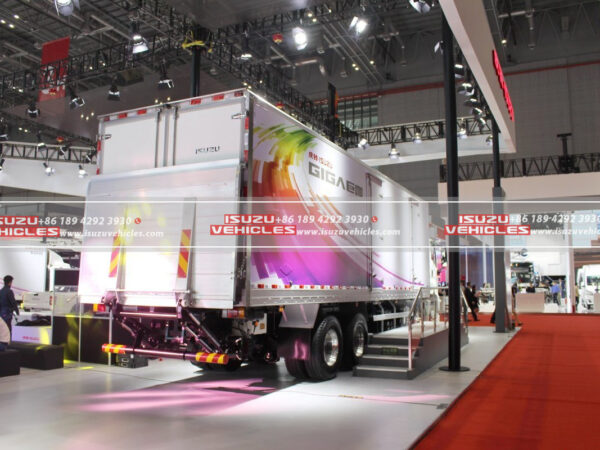 ISUZU 10 Meter Refrigerator Box Truck Back Left