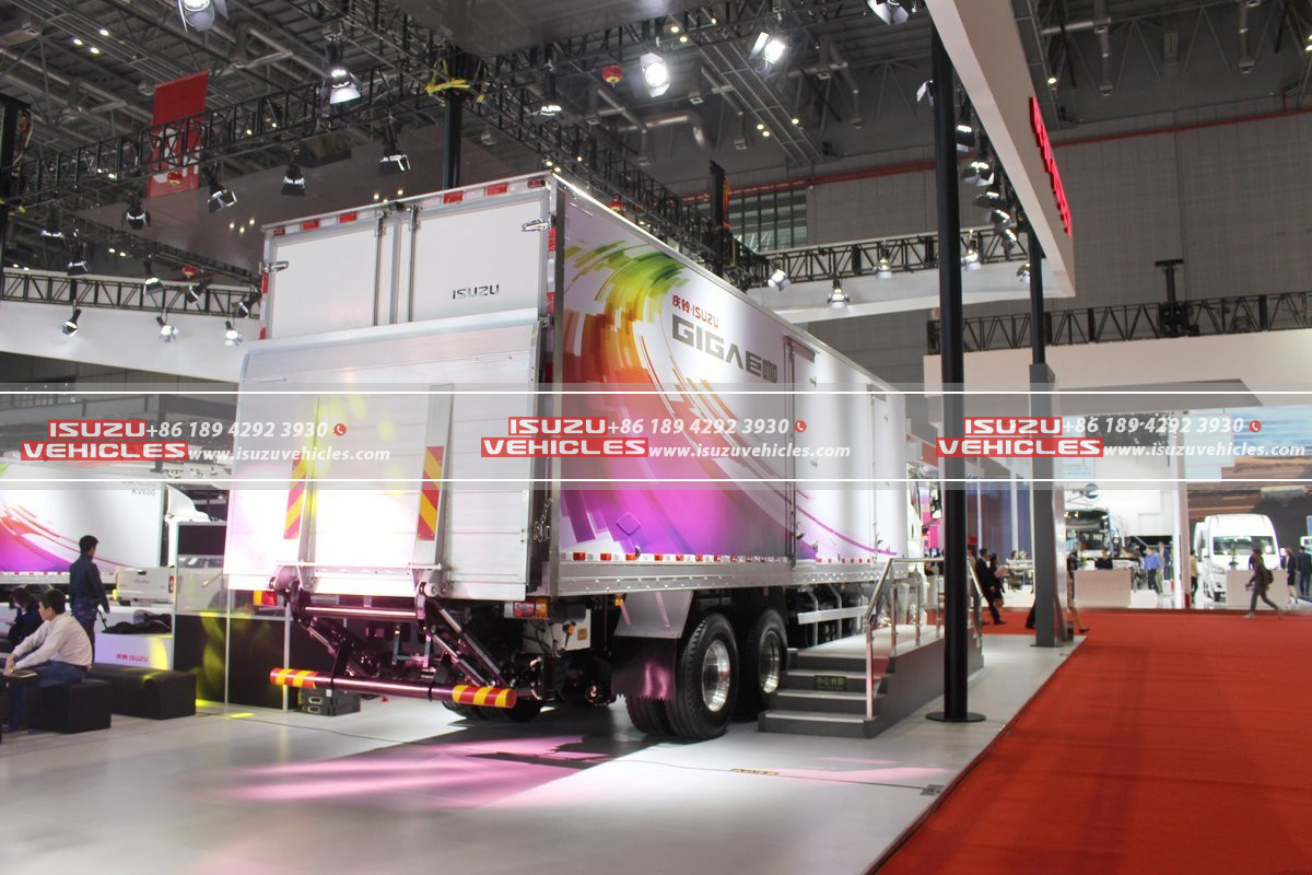 ISUZU 10 Meter Refrigerator Box Truck Back Left ISUZU 10 Meter Refrigerator Box Truck Back Left