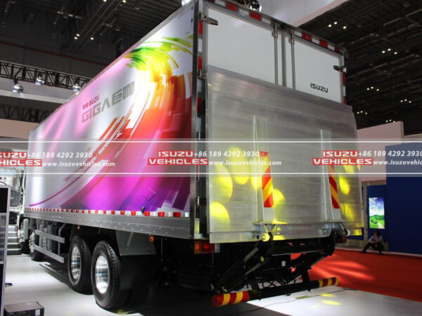 ISUZU 10 Meter Refrigerator Box Truck Back Right