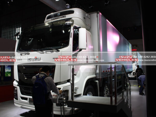 ISUZU 10 Meter Refrigerator Box Truck Right Side