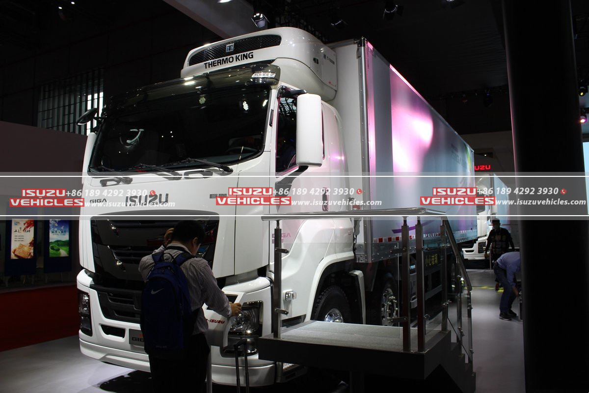 ISUZU 10 Meter Refrigerator Box Truck Right Side ISUZU 10 Meter Refrigerator Box Truck Right Side