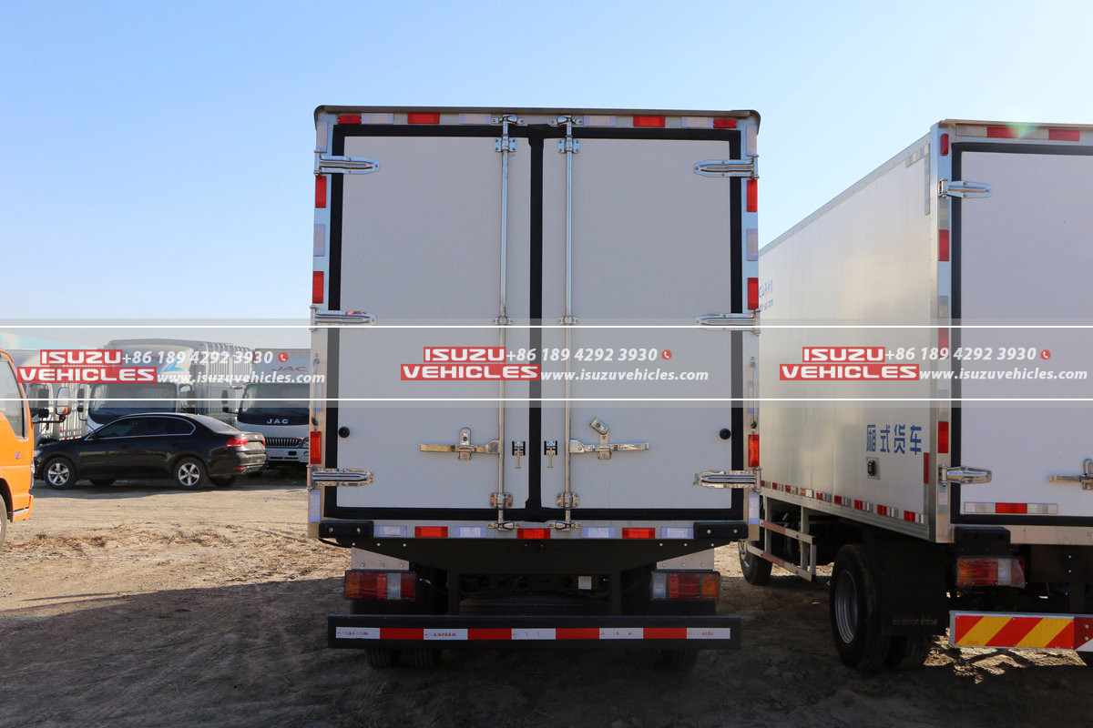 ISUZU 14 CBM Refrigerator Box Truck Back Details