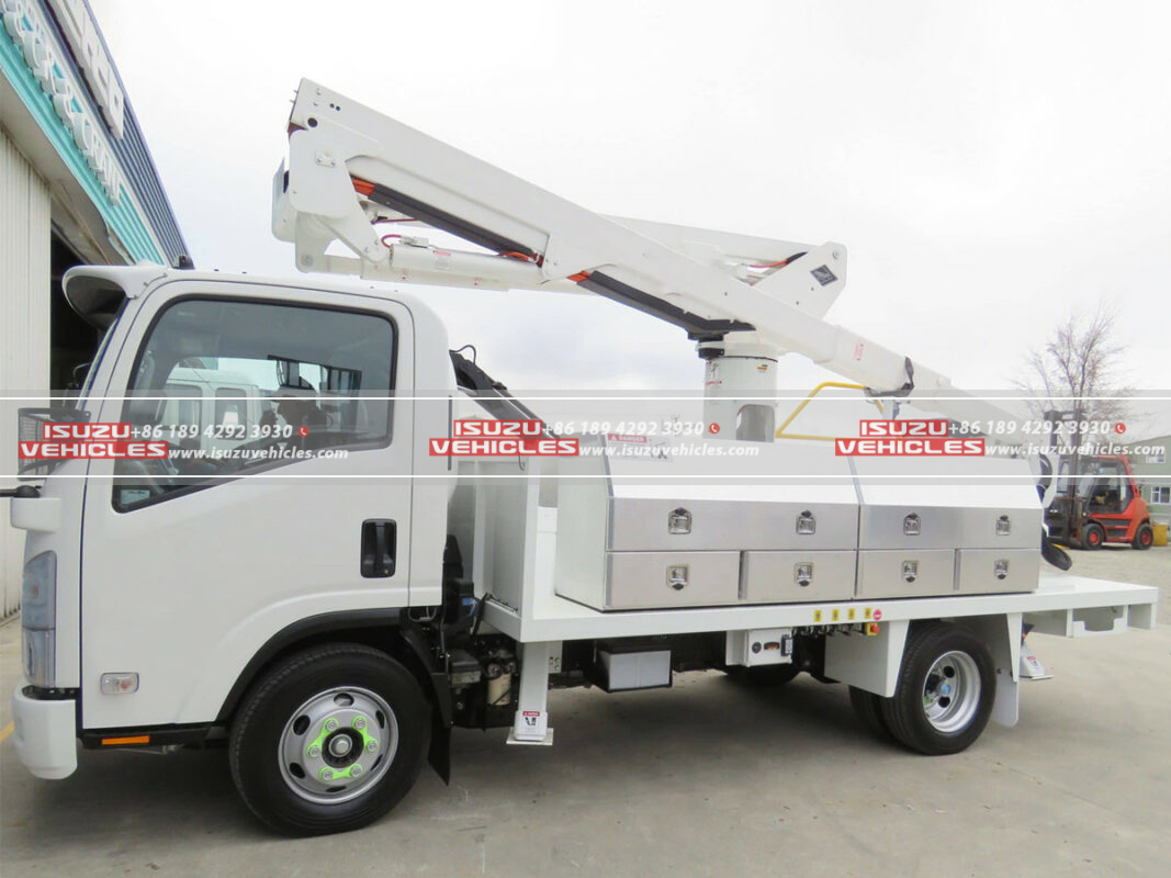 ISUZU 17M Insulated Bucket Truck 1