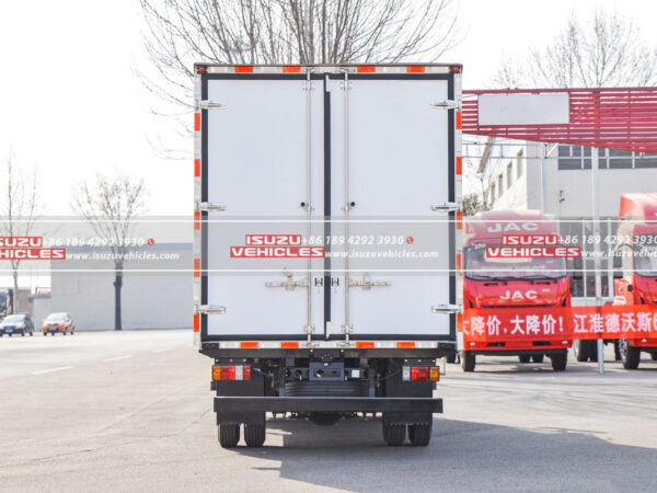 ISUZU 4 Meter Refrigerated Cargo Delivery Truck Back