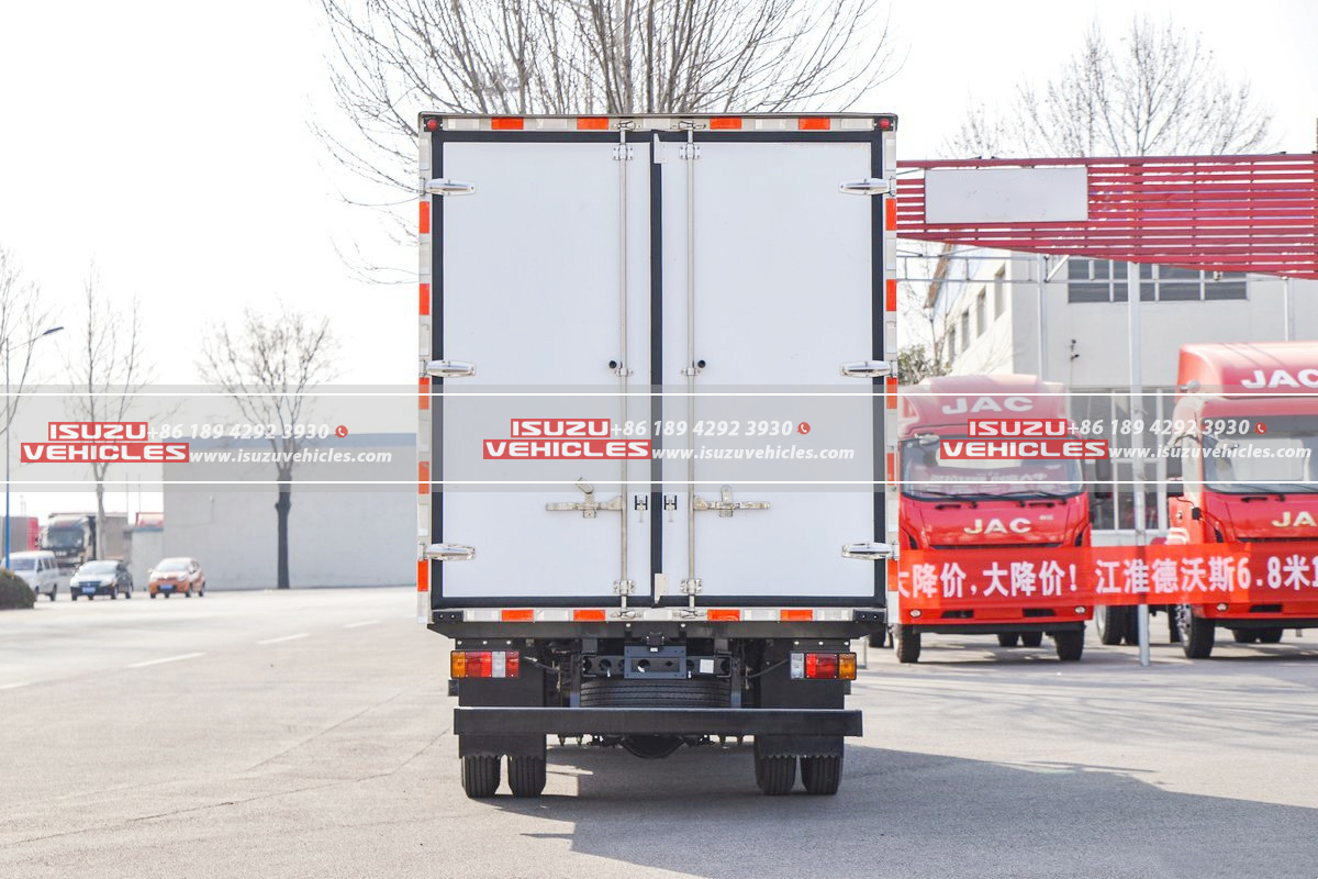 ISUZU 4 Meter Refrigerated Cargo Delivery Truck Back ISUZU 4 Meter Refrigerated Cargo Delivery Truck Back