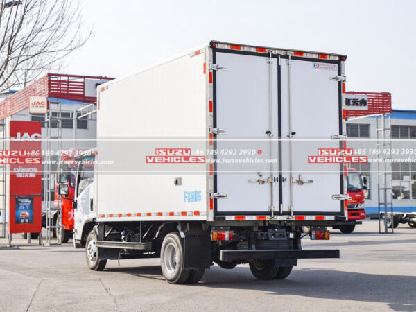 ISUZU 4 Meter Refrigerated Cargo Delivery Truck Van Box Back