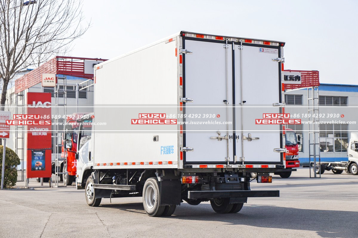 ISUZU 4 Meter Refrigerated Cargo Delivery Truck Van Box Back ISUZU 4 Meter Refrigerated Cargo Delivery Truck Van Box Back