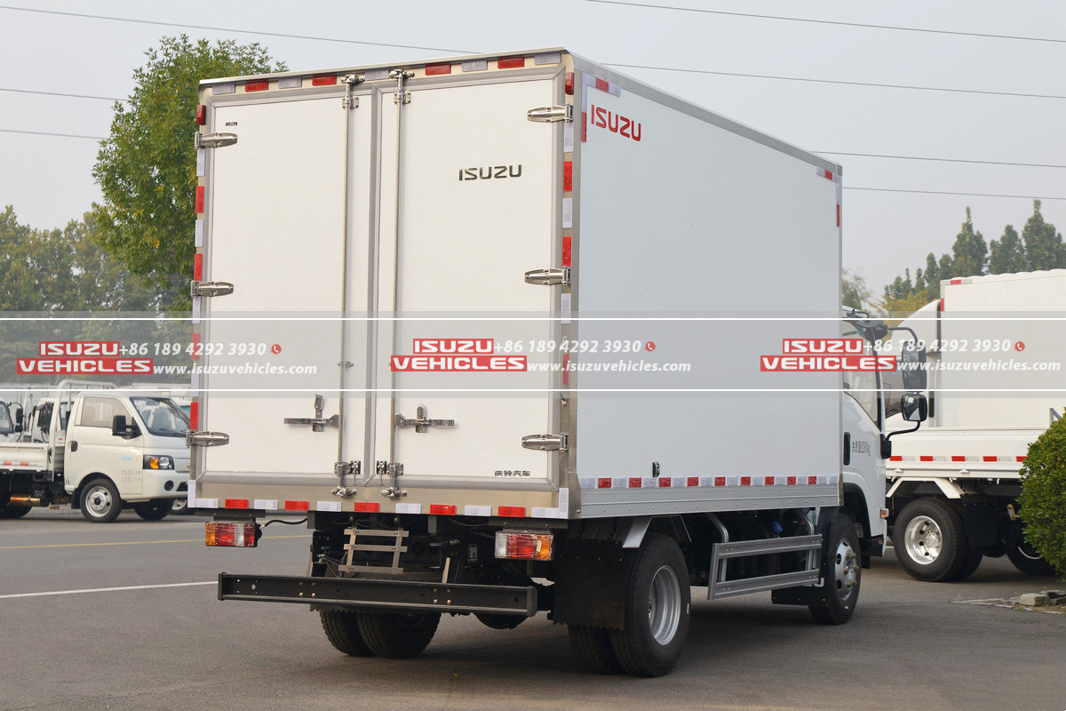ISUZU 4 Meter Refrigerator Delivery Van Truck Left Back ISUZU 4 Meter Refrigerator Delivery Van Truck Left Back
