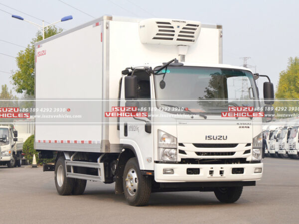 ISUZU 4 Meter Refrigerator Delivery Van Truck Right
