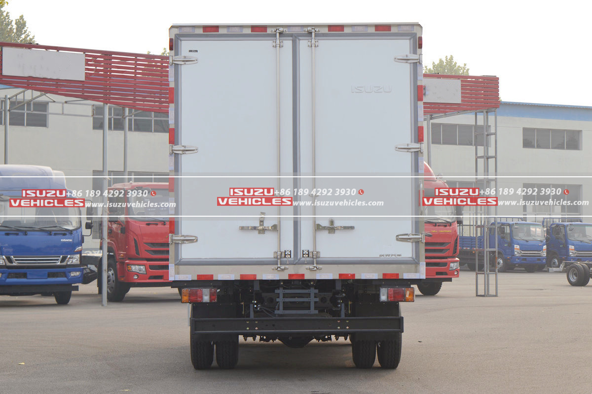 ISUZU 4 Meter Refrigerator Delivery Van Truck Very Back ISUZU 4 Meter Refrigerator Delivery Van Truck Very Back