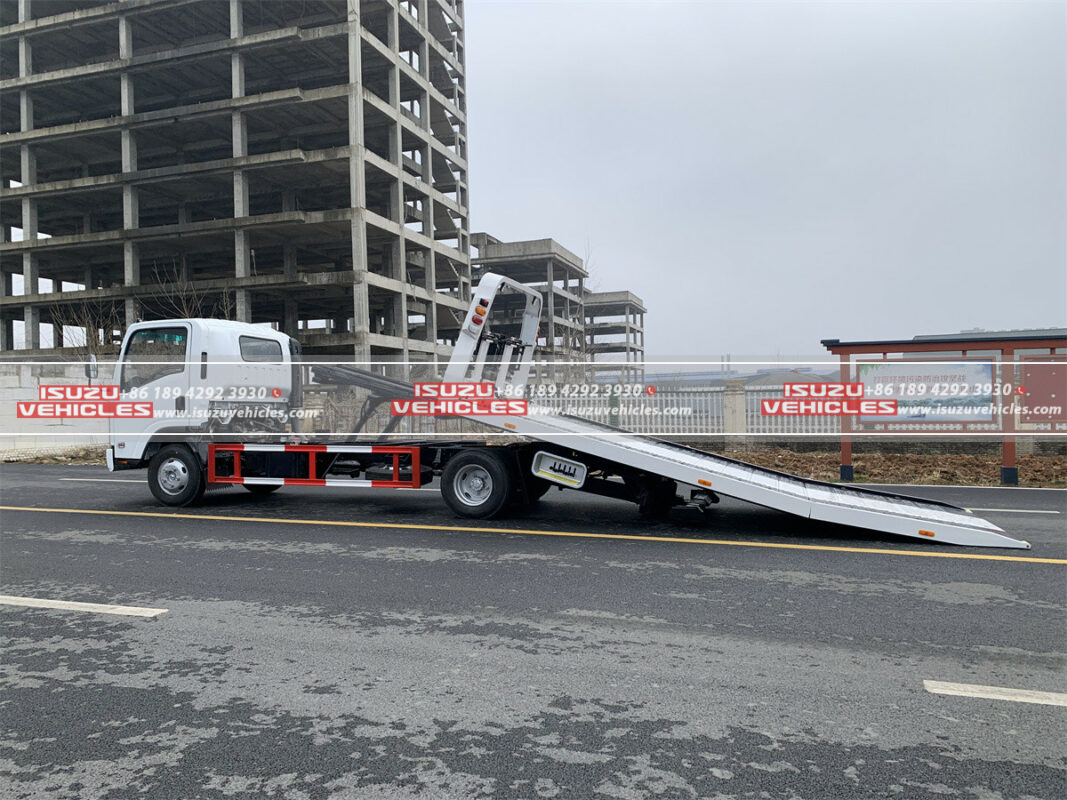 ISUZU 4 Ton Flatbed Rollback Tow Truck Working