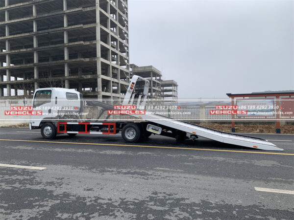 ISUZU 4 Ton Flatbed Rollback Tow Truck Working