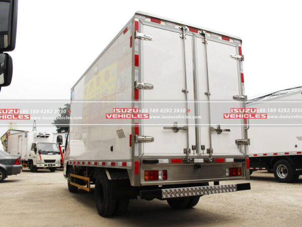 ISUZU 4.1 Meter Refrigerator Van Truck Back