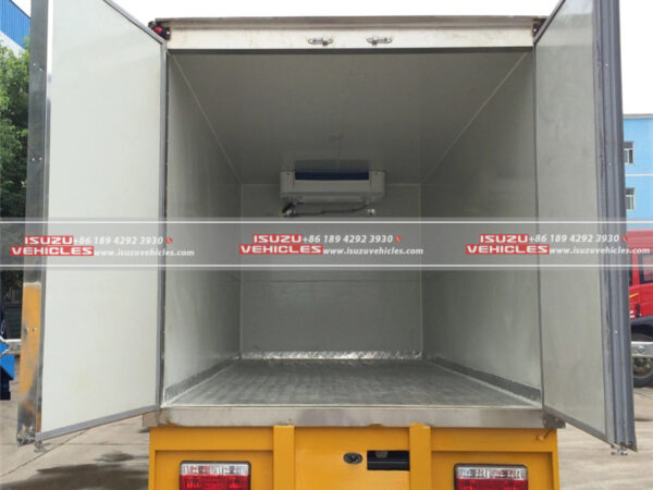 ISUZU 6 Ton Fresh Vegetables and Meats Transport Refrigerator Truck Back