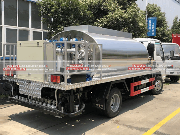 ISUZU Asphalt Distributor Truck Back