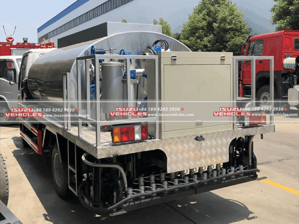 ISUZU Asphalt Distributor Truck Back Details