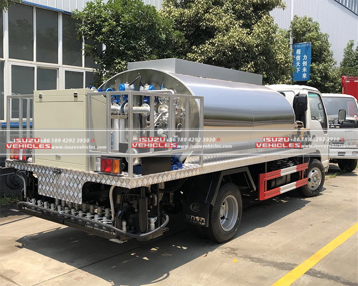 ISUZU Asphalt Distributor Truck Back