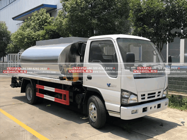 ISUZU Asphalt Distributor Truck Right