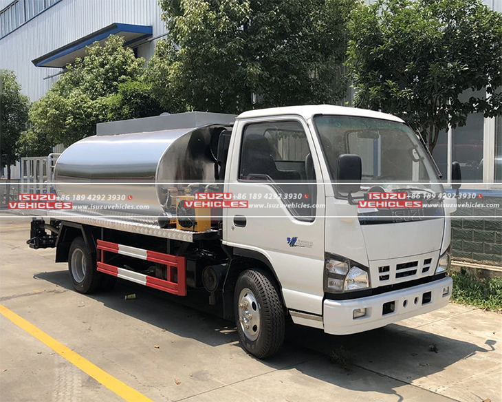 ISUZU Asphalt Distributor Truck Right