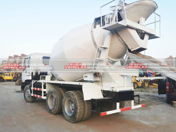 ISUZU Cement Mixer Vehicle Back