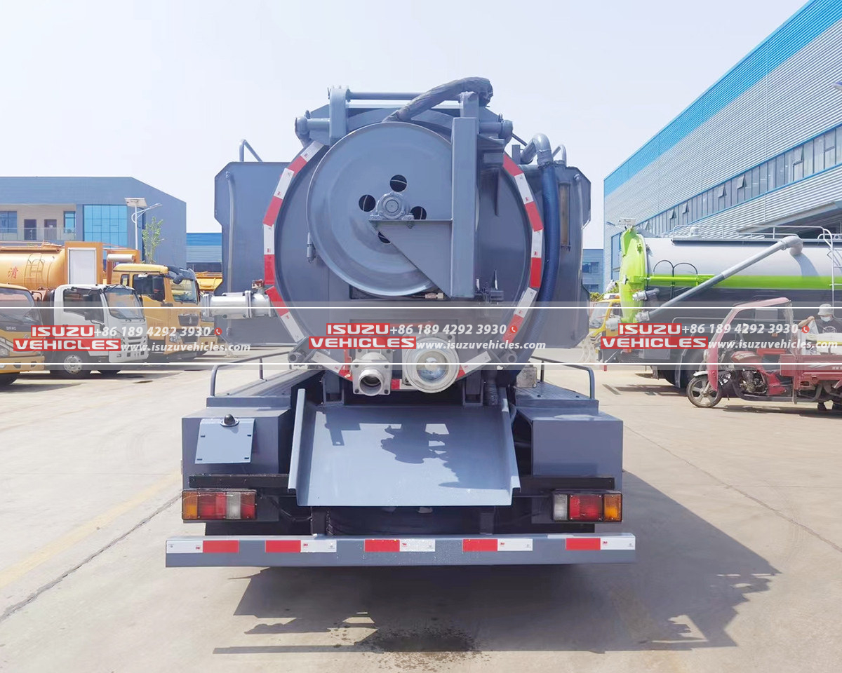 ISUZU Combined Jetting Vacuum Truck Back ISUZU Combined Jetting Vacuum Truck Back