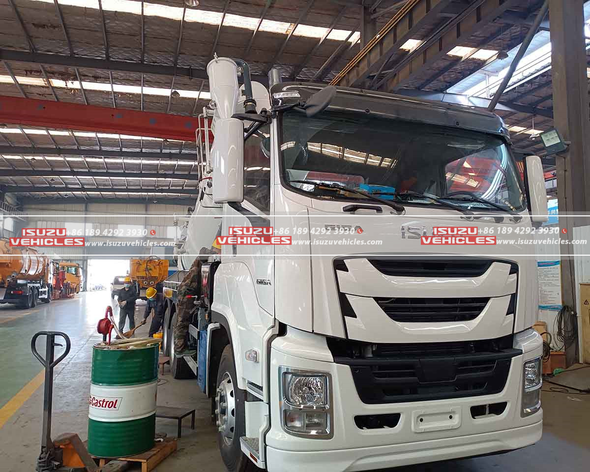 ISUZU Combined Sewer Jetting Truck Left ISUZU Combined Sewer Jetting Truck Left
