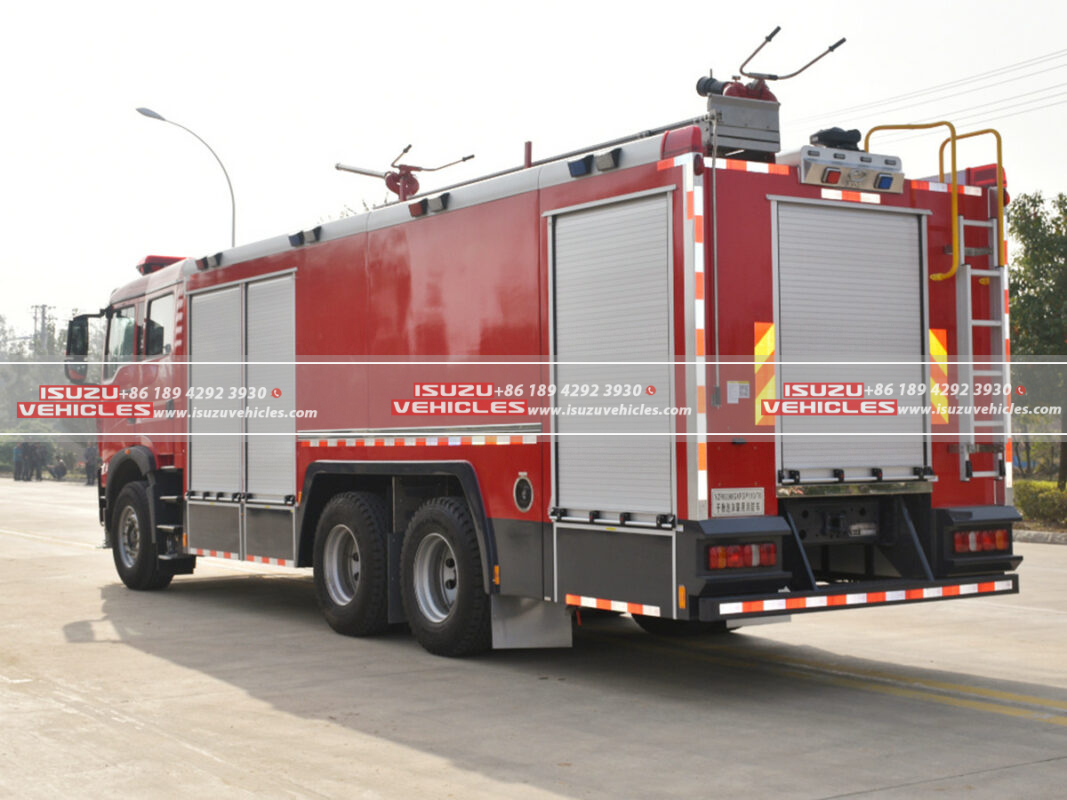 ISUZU Dry Powder and Foam Combined Fire Truck Running