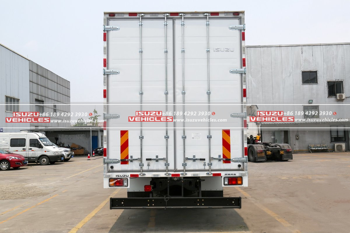 ISUZU GIGA 10 Meter Van Box Truck Back ISUZU GIGA 10 Meter Van Box Truck Back