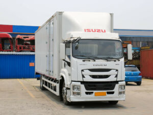 ISUZU GIGA 9.78 Meter Box Cargo Truck