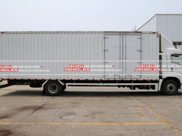 ISUZU GIGA 9.78 Meter Box Cargo Truck Container