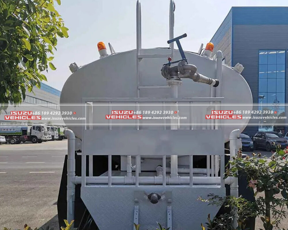 ISUZU GIGA Water Spray Vehicle Back