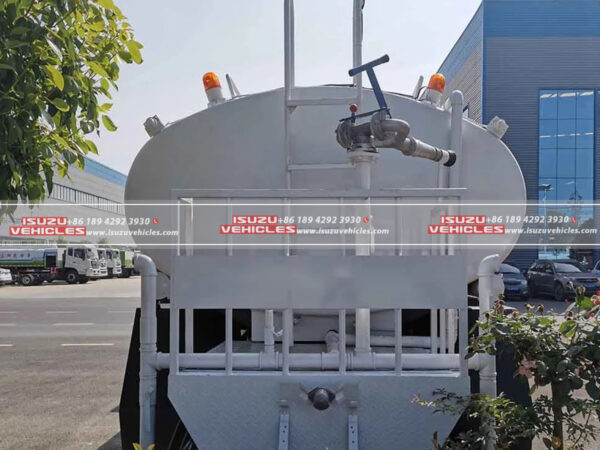 ISUZU GIGA Water Spray Vehicle Back