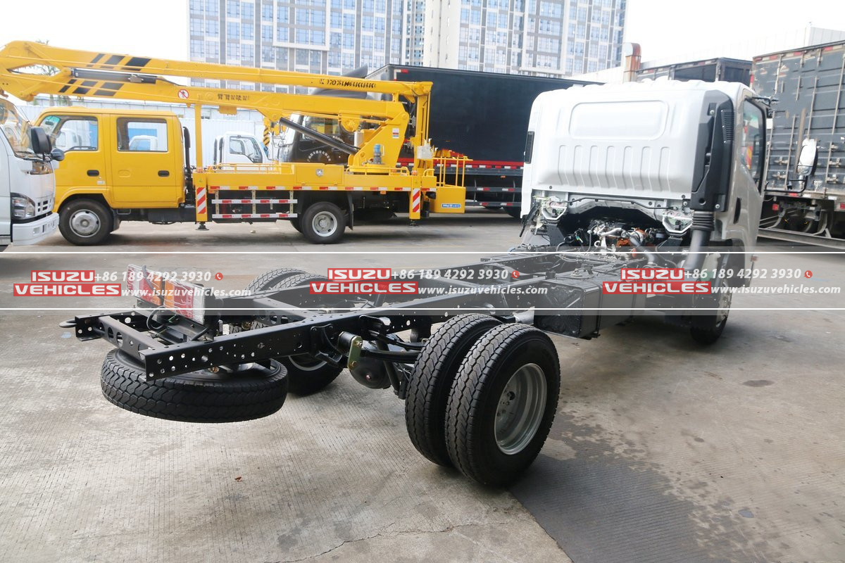 ISUZU KV600 Refrigerated Truck Chassis Back Right ISUZU KV600 Refrigerated Truck Chassis Back Right