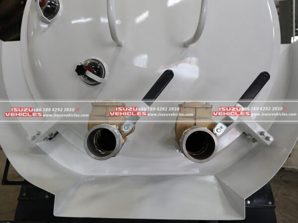 ISUZU Vacuum Sewer Truck Back Details