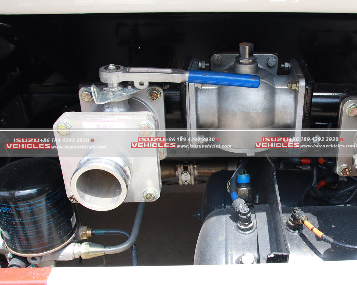 ISUZU Water Tank Bowser Truck Inside Details ISUZU Water Tank Bowser Truck Inside Details