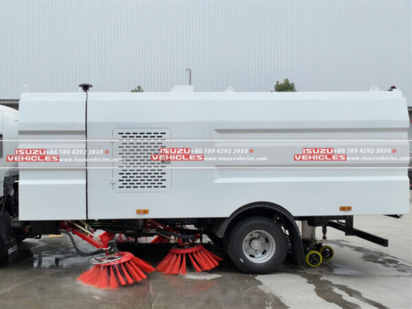 ISUZU 6 CBM Road Sweeper Truck Working