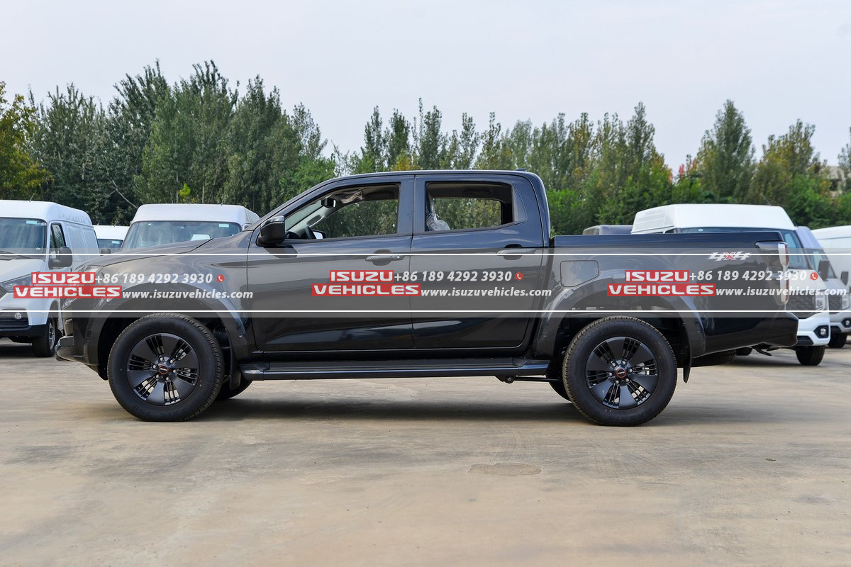 ISUZU D-MAX V-CROSS 1.9T Pickup Truck Very Side ISUZU D-MAX V-CROSS 1.9T Pickup Truck Very Side