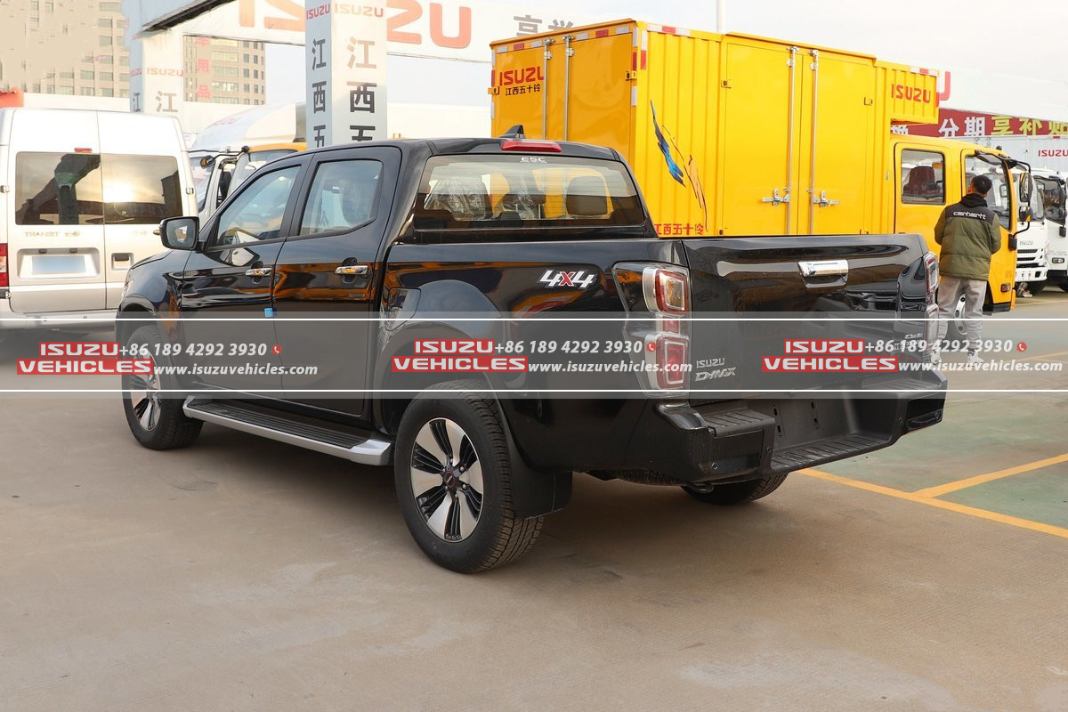 ISUZU D-Max 4X4 AMT Pickup Truck Right