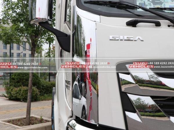 ISUZU GIGA 64 Tractor Truck Right