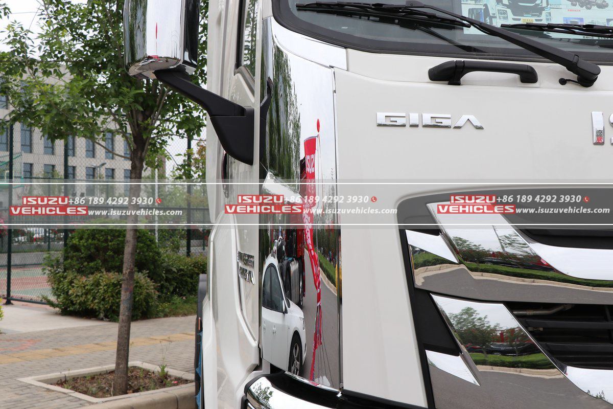 ISUZU GIGA 64 Tractor Truck Right