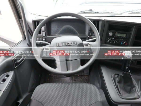 ISUZU GIGA 7.6 Meter Van Box Truck Dashboard