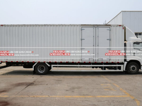 ISUZU GIGA 9.7 Meter Van Box Truck Body