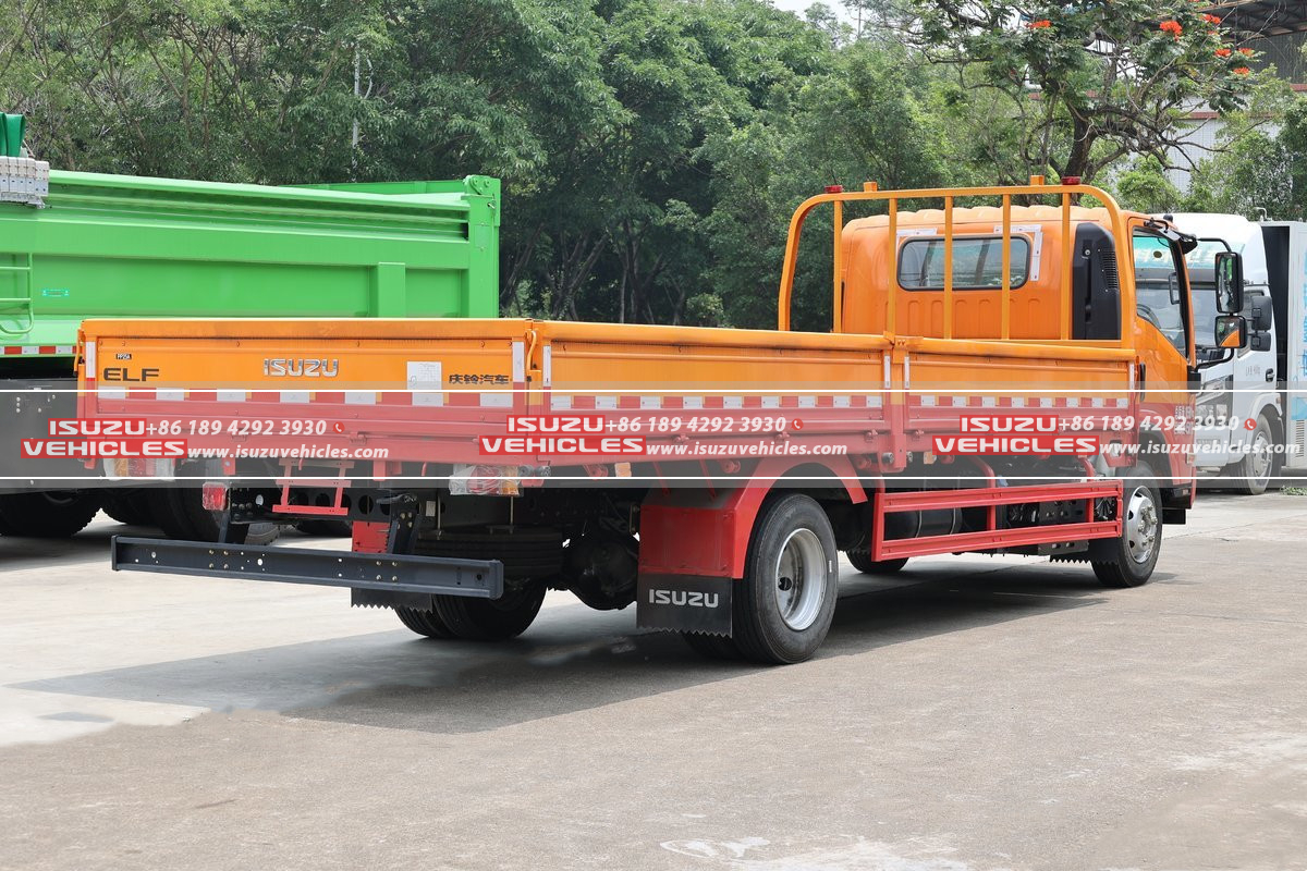 ISUZU 6.2 Meter Cargo Truck Back Side ISUZU 6.2 Meter Cargo Truck Back Side