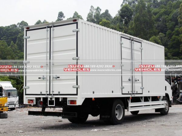 ISUZU 700P 7 Meter Cargo Truck Back Right