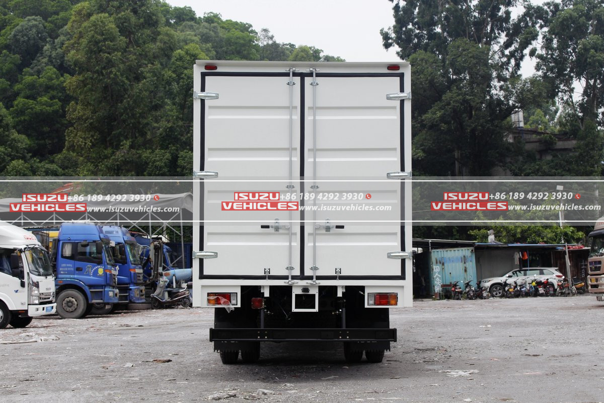ISUZU 700P 7 Meter Cargo Truck Back ISUZU 700P 7 Meter Cargo Truck Back