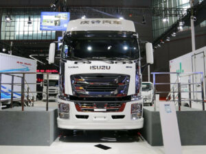 ISUZU GIGA 6X4 AMT Tractor